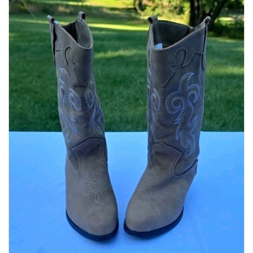 Canyon Trail Ladies Boots Suede Size 8 medium excellent Condition!